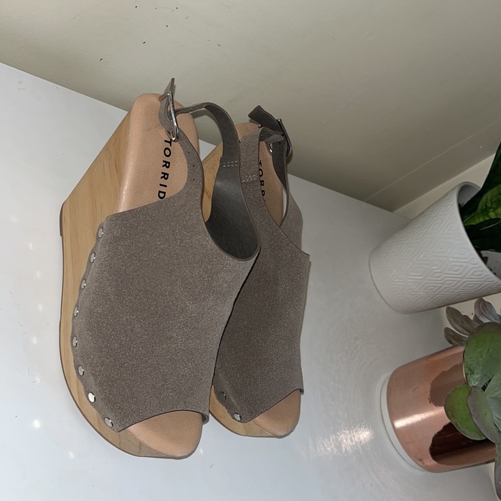 Toyed tan wedge sandals like now size 9W